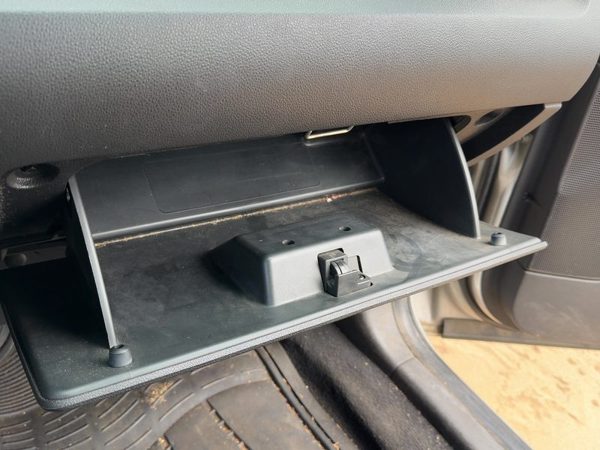 05-07 Ford Fivehundred Glove Box Assembly Complete Door With Latch Oem Black Hw — photo 3