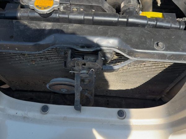 2001-2003 Hyundai Elantra Hood Latch Assembly With Bracket Oem 641002D011 — photo 4