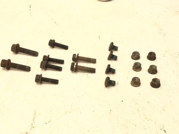 05-06 Liberty Set Bolts For Transmission Bellhousing Hardware Factory 3.7L 4X4 — photo 4