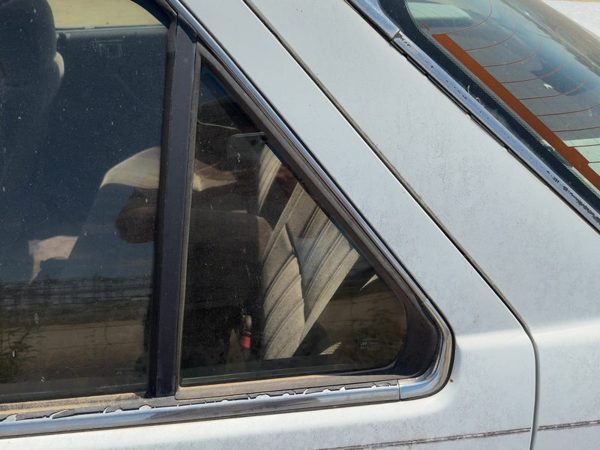 86-89 Accord Lx Driver Left Rear Vent Window Back Door Glass With Frame Oem — photo 1