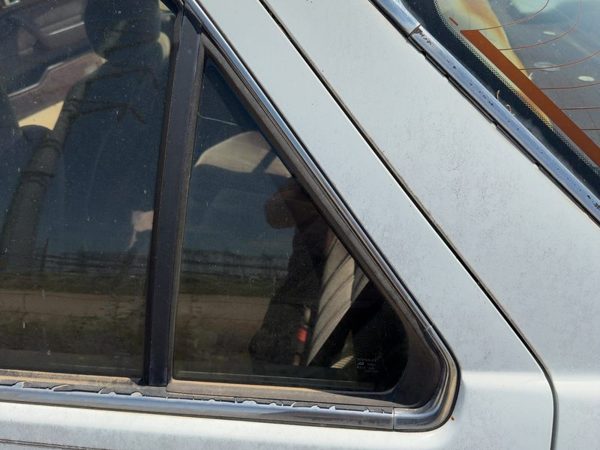 86-89 Accord Lx Driver Left Rear Vent Window Back Door Glass With Frame Oem — photo 2
