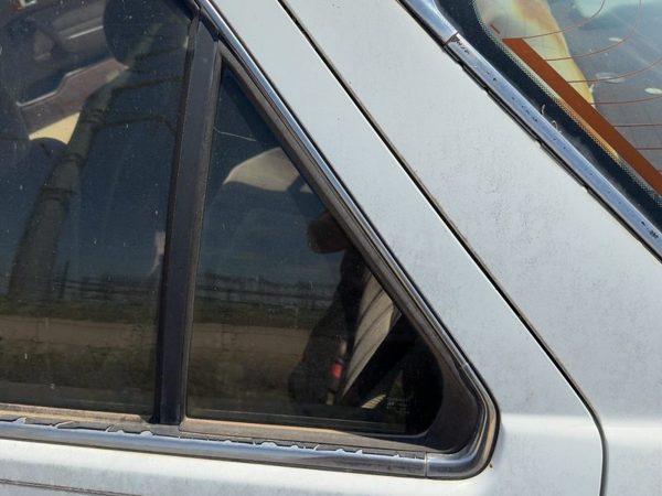 86-89 Accord Lx Driver Left Rear Vent Window Back Door Glass With Frame Oem — photo 4