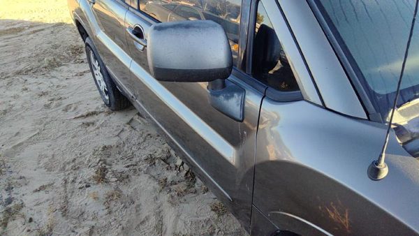 2004 Mitsubishi Endeavor Front Door RH — photo 2