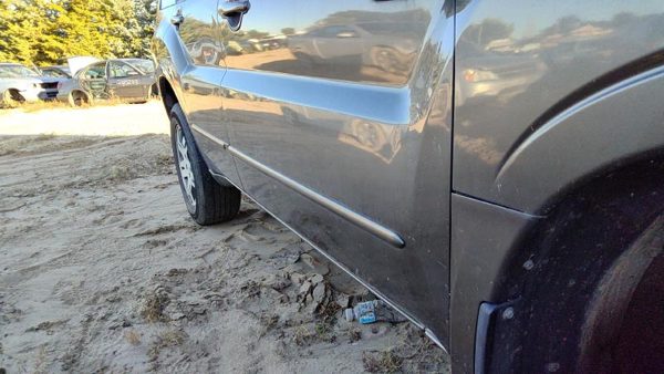 2004 Mitsubishi Endeavor Front Door RH — photo 4