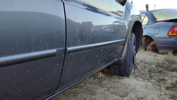 2004 Mitsubishi Endeavor Front Door RH — photo 7