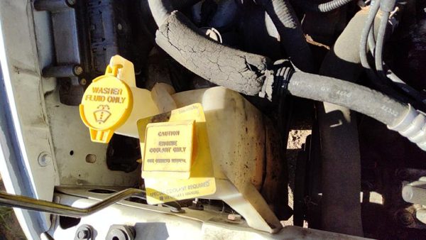 1998 Chrysler Town Cntry Coolant Recovery Bottle & Country — photo 2
