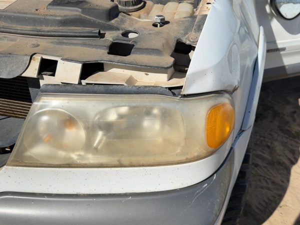 1998 Lincoln Navigator Headlamp Assembly LH — photo 3