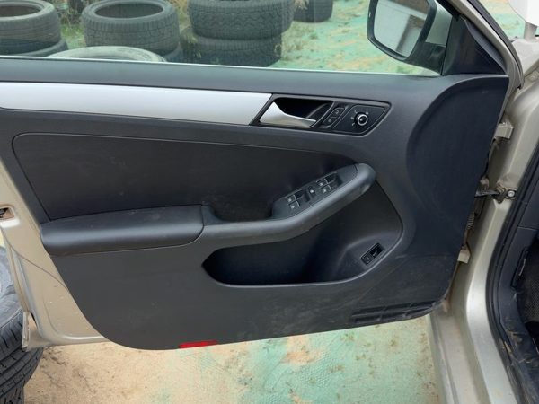 2013-2018 Vw Jetta Driver Left Front Door Trim Panel With Master Switch Black — photo 1