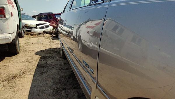 1999 Cadillac DeVille Front Door RH 46A Beige — photo 2