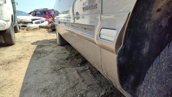 1999 Cadillac DeVille Front Door RH 46A Beige — photo 3