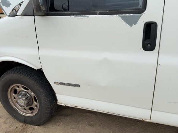 2002 Chevrolet Express Front Door LH White — photo 2