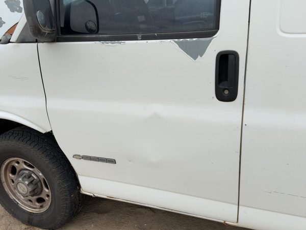2002 Chevrolet Express Front Door LH White — photo 3