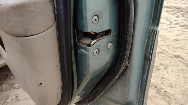 2000-2004 Legacy Outback Passenger Right Front Door Latch With Rods/Cables Oem — photo 3