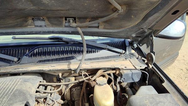 1999-2004 Gmc Sierra 2500 Windshield Wiper Cowl Vent Trim Panel Oem Cover — photo 2