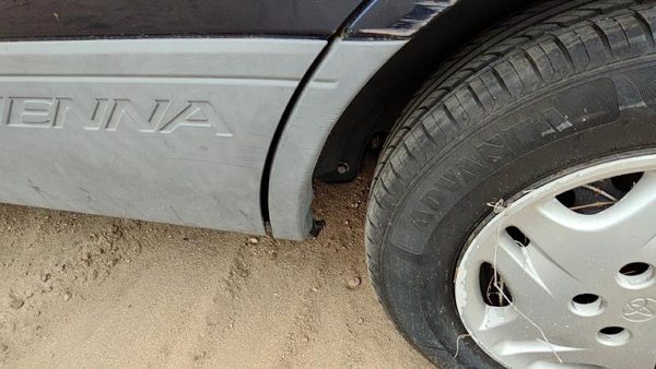98-01 Toyota Sienna Driver Left Rear Moulding On Quarter Panel Oem — photo 1