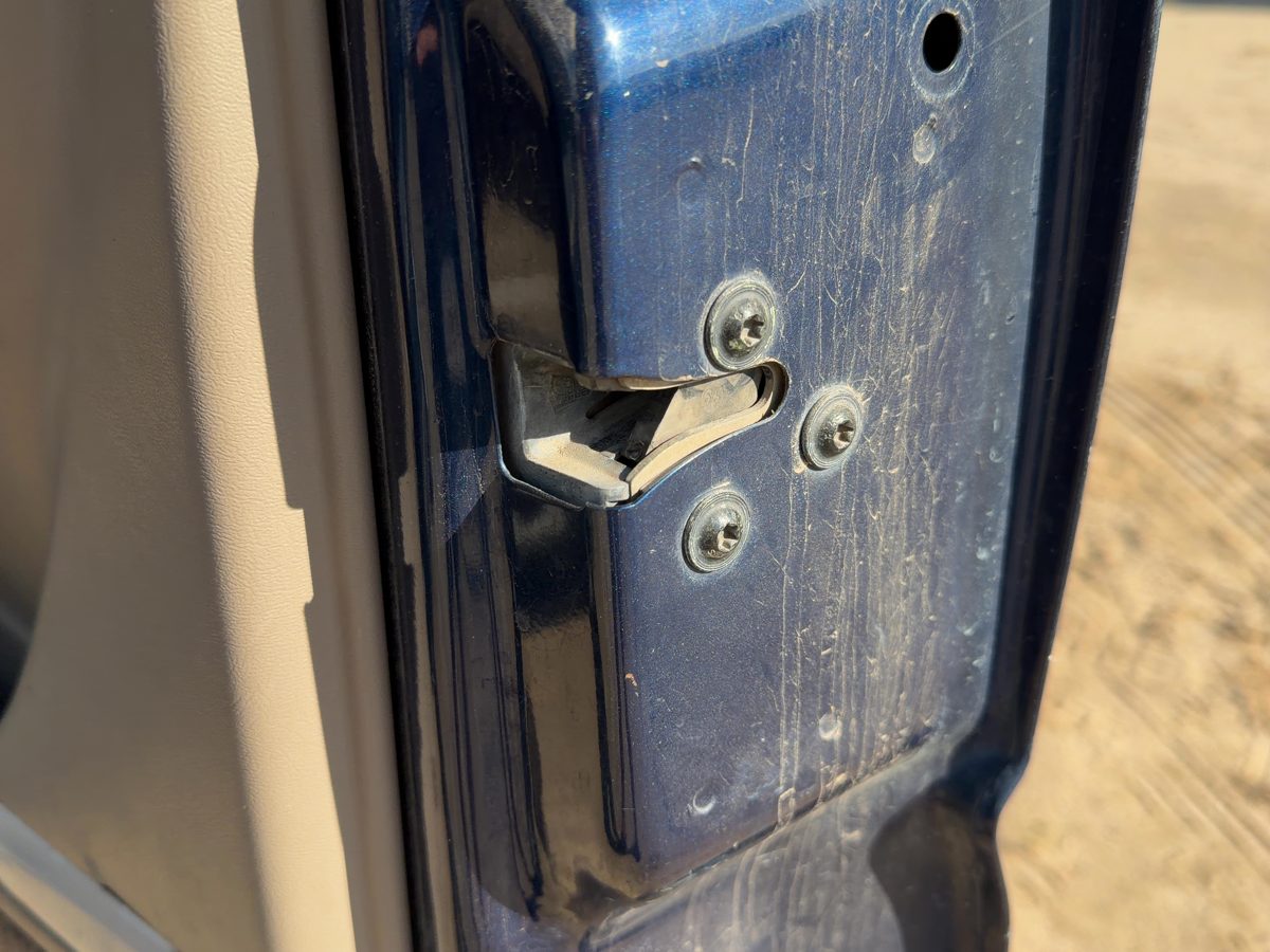 01-04 Suburban Passenger Right Front Door Latch With Rods/Cables Remote Entry
