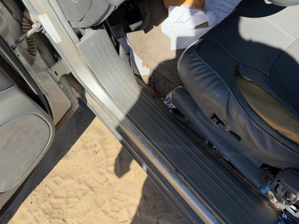2005 Cadillac Deville Kick Panel Gray 142 — photo 1