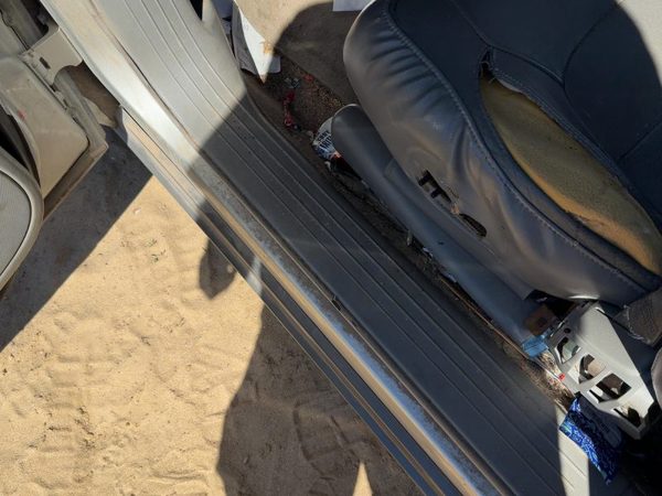 2005 Cadillac Deville Kick Panel Gray 142 — photo 4