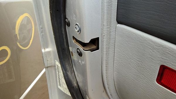 2006-2008 Chrysler Pacifica Driver Left Front Door Latch With Rods/Cables Oem — photo 1