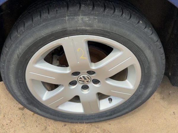 06-09 Beetle Convertible 16" Aluminum Wheel 6 Spoke Rim #2 16X6-1/2 Painted — photo 2
