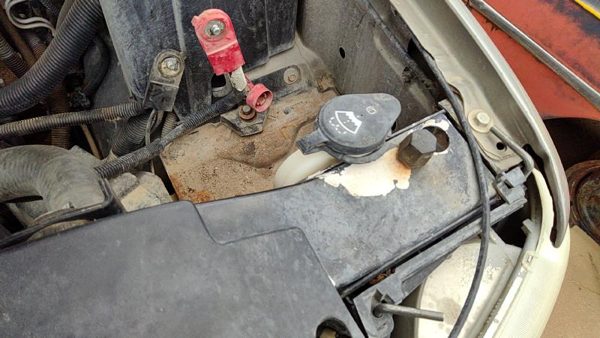99-06 Silverado 2500 Windshield Washer Fluid Reservoir With Pump Oem Wiper Tank — photo 2