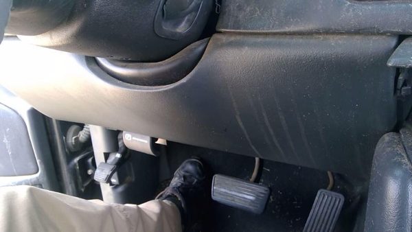2000-02 Sierra 1500 Lower Dash Under Column Knee Bolster Trim Panel Graphite 12D — photo 6