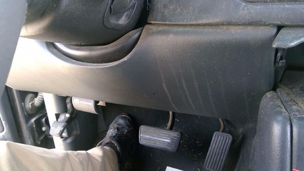 2000-02 Sierra 1500 Lower Dash Under Column Knee Bolster Trim Panel Graphite 12D — photo 5