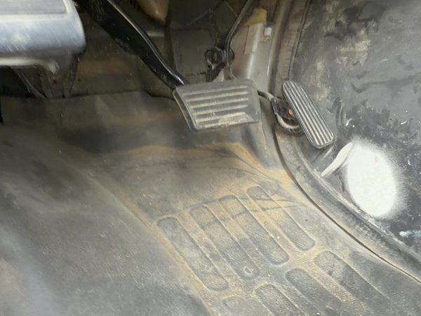 1996-2002 Chevrolet Express Brake Pedal Assembly Automatic — photo 1
