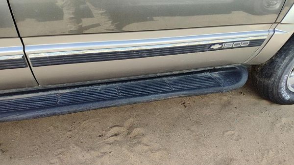 1992-1999 Chevy Suburban Passenger Right Front Moulding From Door Oem Trim Strip — photo 1