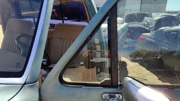 1988 Ford F150 Front Vent Glass/window LH Driver Left Window Small Door Glass — photo 2