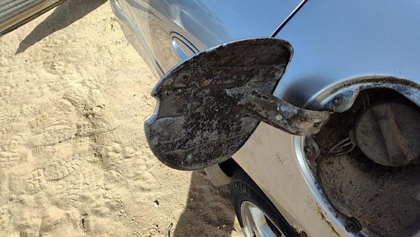 2000-2005 Pontiac Bonneville Fuel Tank Door With Hinge Gas Lid Filler Silver 67U — photo 3