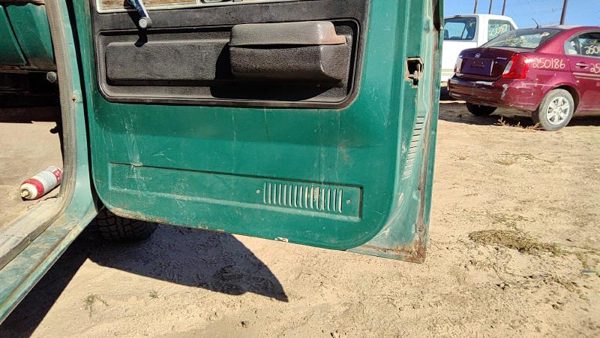 1976 GMC Jimmy Front Door RH Green 00373302 — photo 7