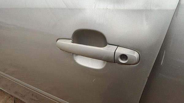 02-06 Toyota Camry Driver Left Front Outside Door Handle 1C8 Lunar Mist Metallic — photo 2