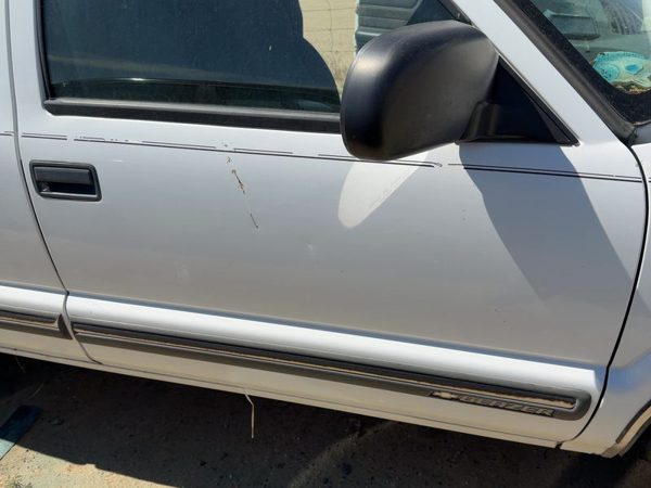 2001 Chevrolet S10 Front Door RH White 50U — photo 2