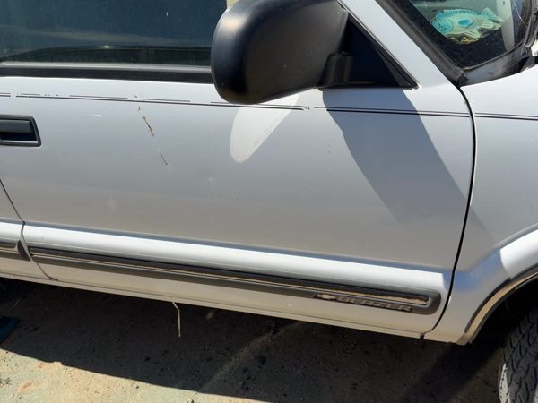 2001 Chevrolet S10 Front Door RH White 50U — photo 4