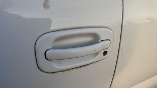 2000-2006 Chevy Suburban Driver Left Front Outside Door Handle 50U Summit White — photo 2