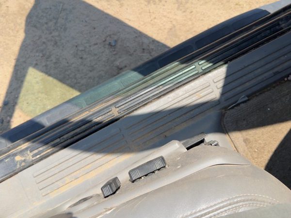 99-07 Suburban 1500 Driver Left Lower Sill Step Moulding Trim Panel Oem Gray 92I — photo 2