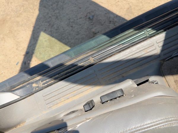 99-07 Suburban 1500 Driver Left Lower Sill Step Moulding Trim Panel Oem Gray 92I — photo 5