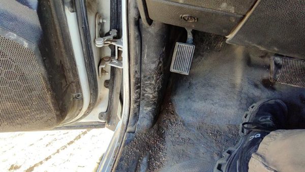 13-18 Dodge Ram 4500 Driver Left Lower Kick Trim Panel Oem Gray X8 — photo 2