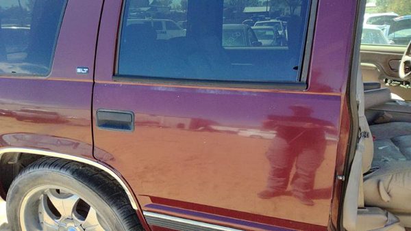 1999 GMC Yukon Rear Door RH Maroon — photo 4