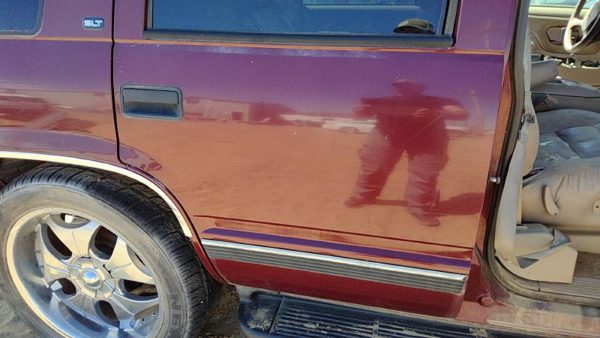 1999 GMC Yukon Rear Door RH Maroon — photo 3