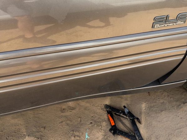 1999 Pontiac Bonneville Passenger Right Front Moulding From Door Oem Gold — photo 2