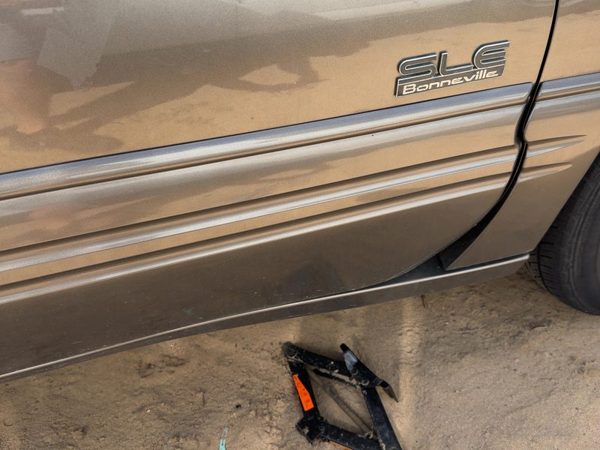 1999 Pontiac Bonneville Passenger Right Front Moulding From Door Oem Gold — photo 7