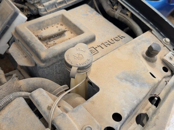 96-99 Silverado 1500 Windshield Washer Fluid Reservoir With Pump Oem Wiper Tank — photo 2