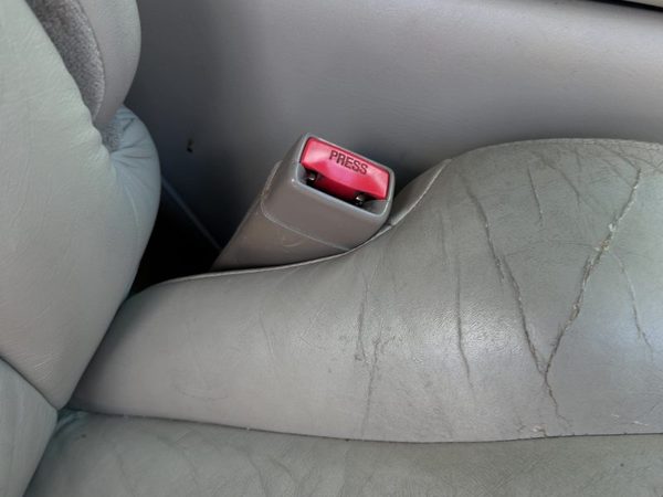 01-02 Chevy Suburban Passenger Right Front Seat Belt Buckle Receiver Oem Tan 52I — photo 1