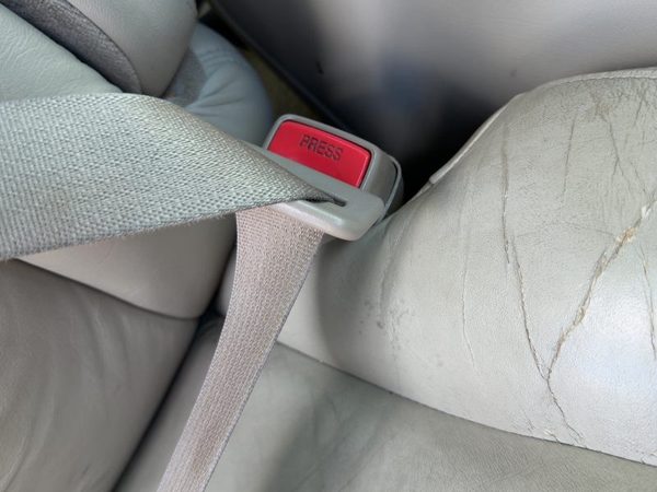 01-02 Chevy Suburban Passenger Right Front Seat Belt Buckle Receiver Oem Tan 52I — photo 2