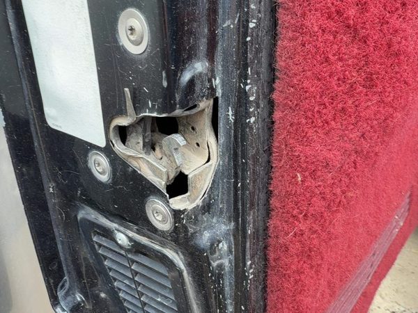 1992-1999 Chevy Silverado 1500 Driver Left Front Door Latch With Rods/Cables Oem — photo 1