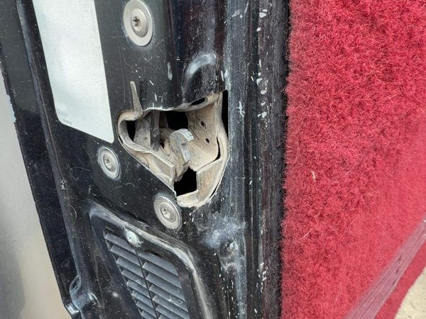 1992-1999 Chevy Silverado 1500 Driver Left Front Door Latch With Rods/Cables Oem — photo 3