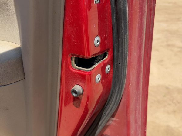 2004-2012 Passenger Right Front Door Latch With Rods/Cables Oem 6903047060 — photo 1