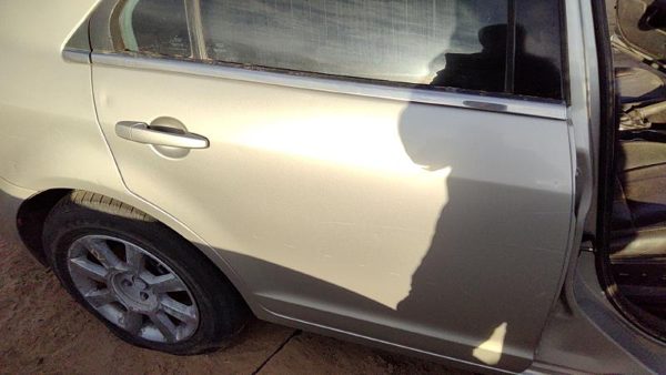 2007 Lincoln MKZ Rear Door RH Silver Jp — photo 3
